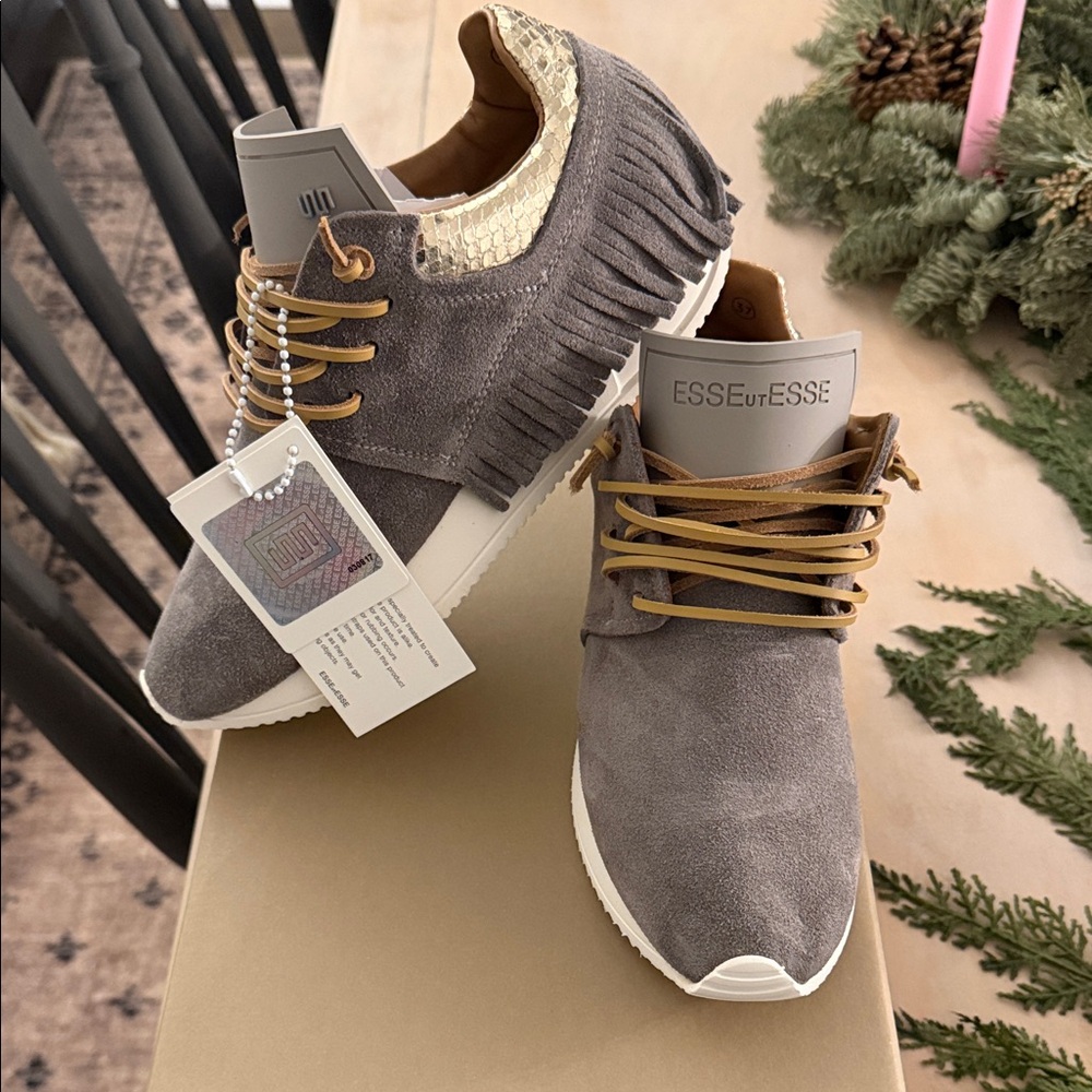 ESSEuESSE Women's Gray Suede Sneakers